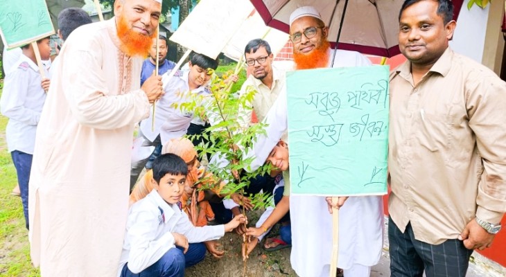 কুড়িগ্রাম রিভার ভিউ হাই স্কুলে বৃষ্টির দিনে উৎসবমুখর পরিবেশে বৃক্ষরোপণ 